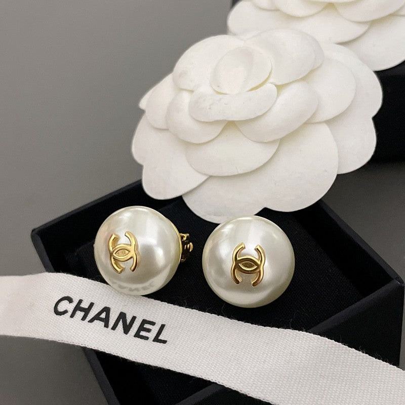 Chanel Pearl Gold Round Earrings - 18K Yellow Gold