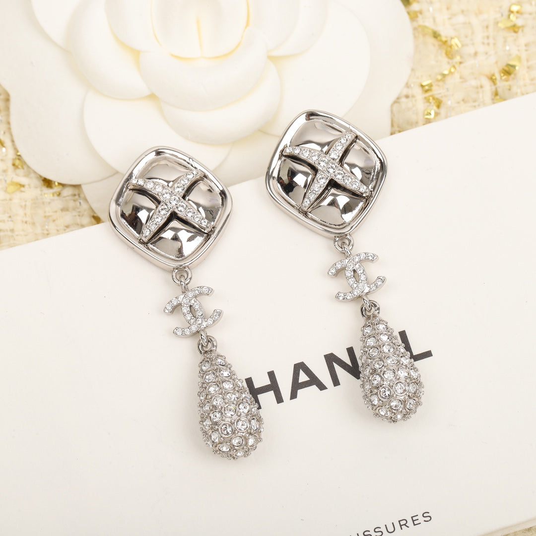 Chanel Cross Rhombus Earrings - 18K Gold
