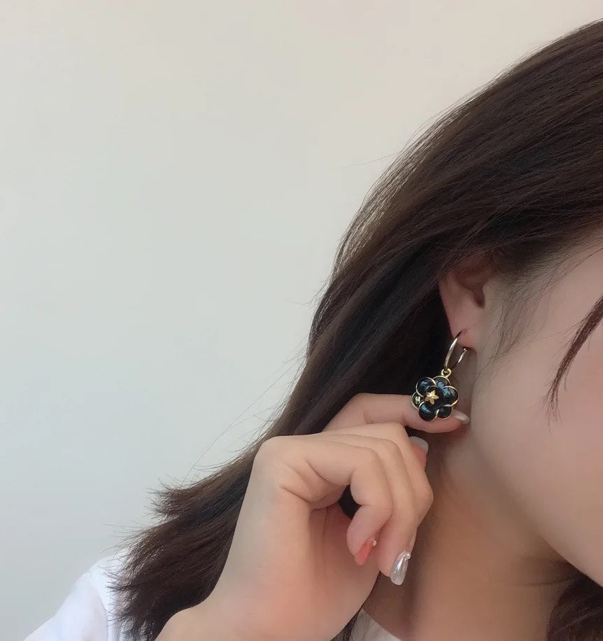 Chanel Flower Earrings - 18K Yellow Gold