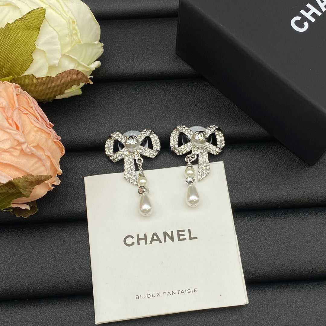 Chanel Butterfly Pearl Earrings - 18K Yellow Gold