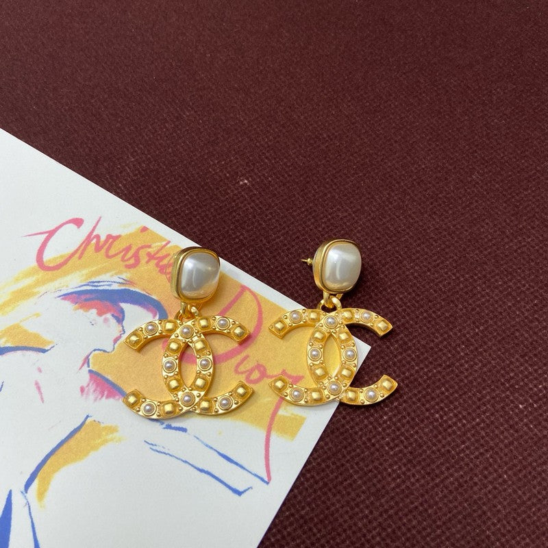 Chanel Pearl Earrings - 3.8 cm Height - 18K Yellow Gold