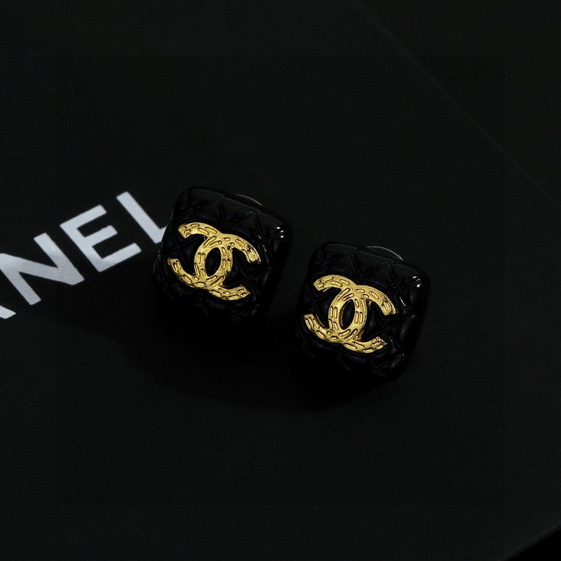 Chanel Black Gold Square Earrings - 1.5 cm Height - 18K Yellow Gold
