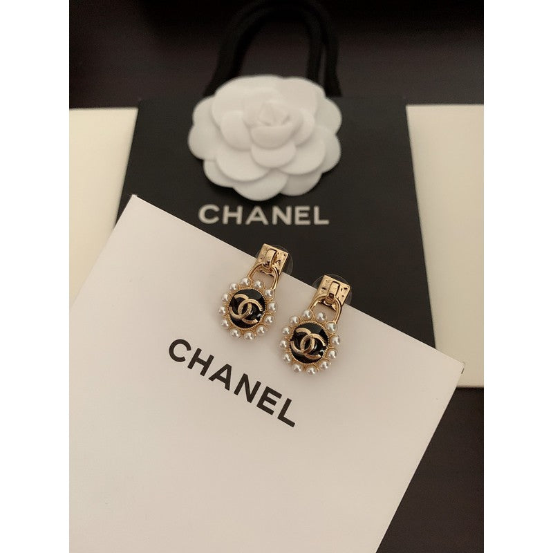 Chanel Pearl Earrings - 3 cm Height - 18K Yellow Gold
