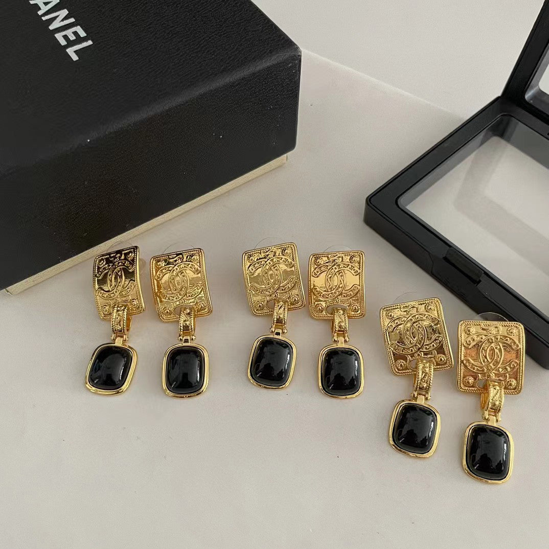 Chanel Black Pearl Earrings - 18K Yellow Gold