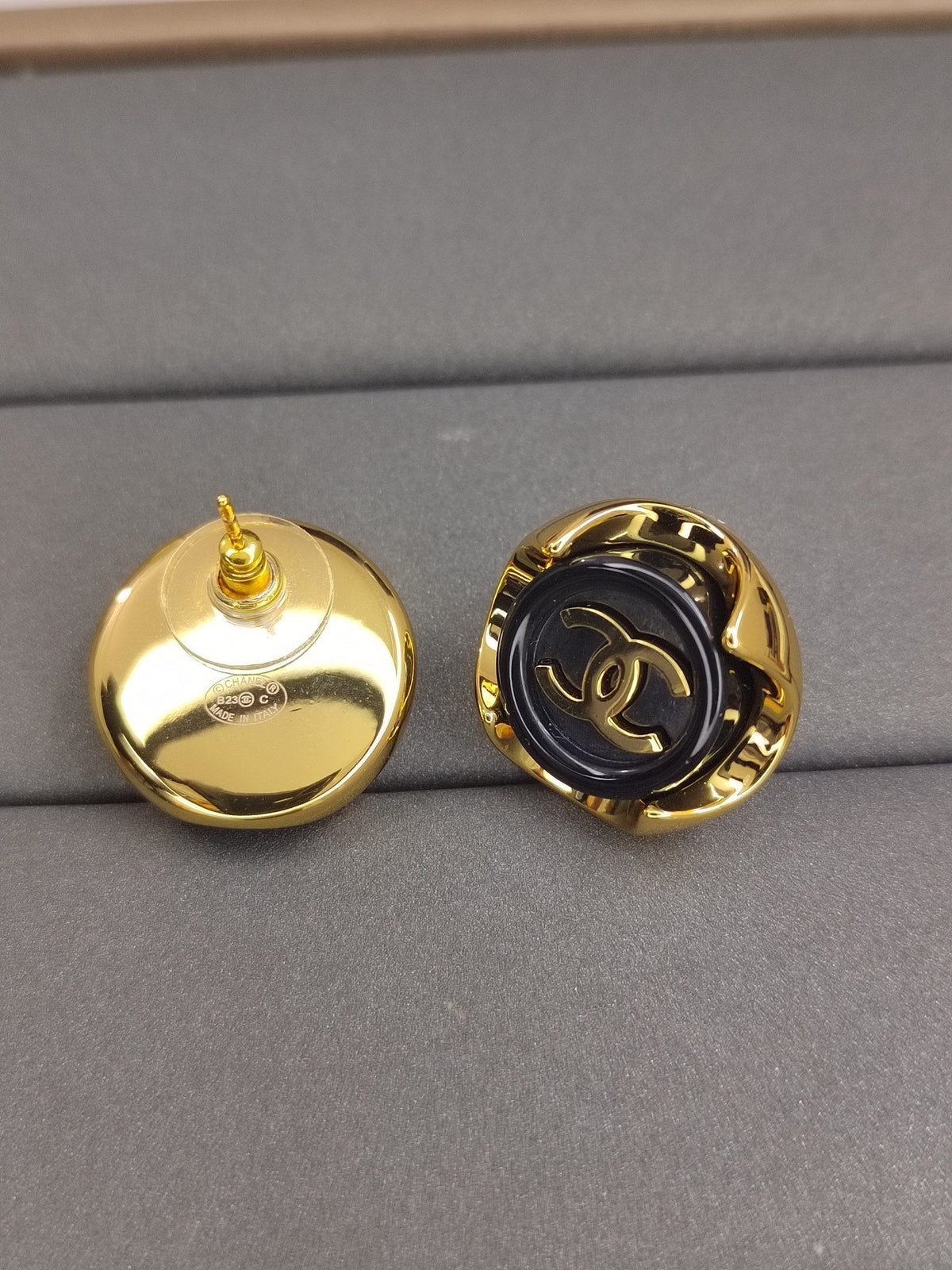 Chanel Black Earrings - 2.3 cm Height - 18K Yellow Gold