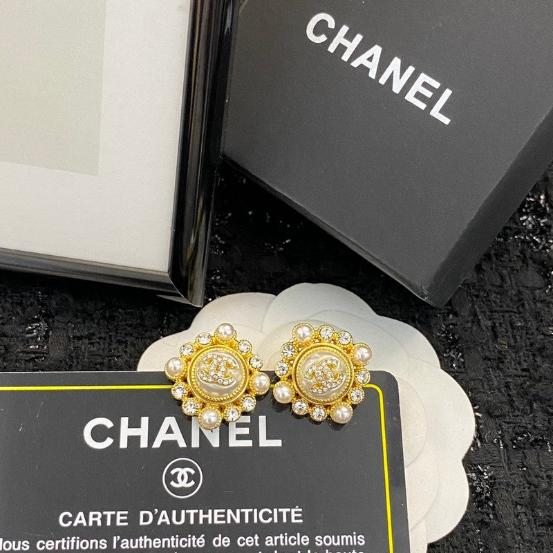 Chanel Pearl Earrings - 18K Yellow Gold