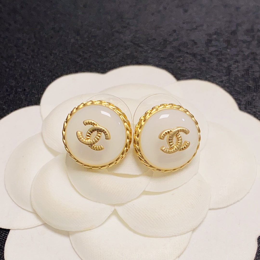 Chanel Pearl Vintage Earrings - 18K Yellow Gold