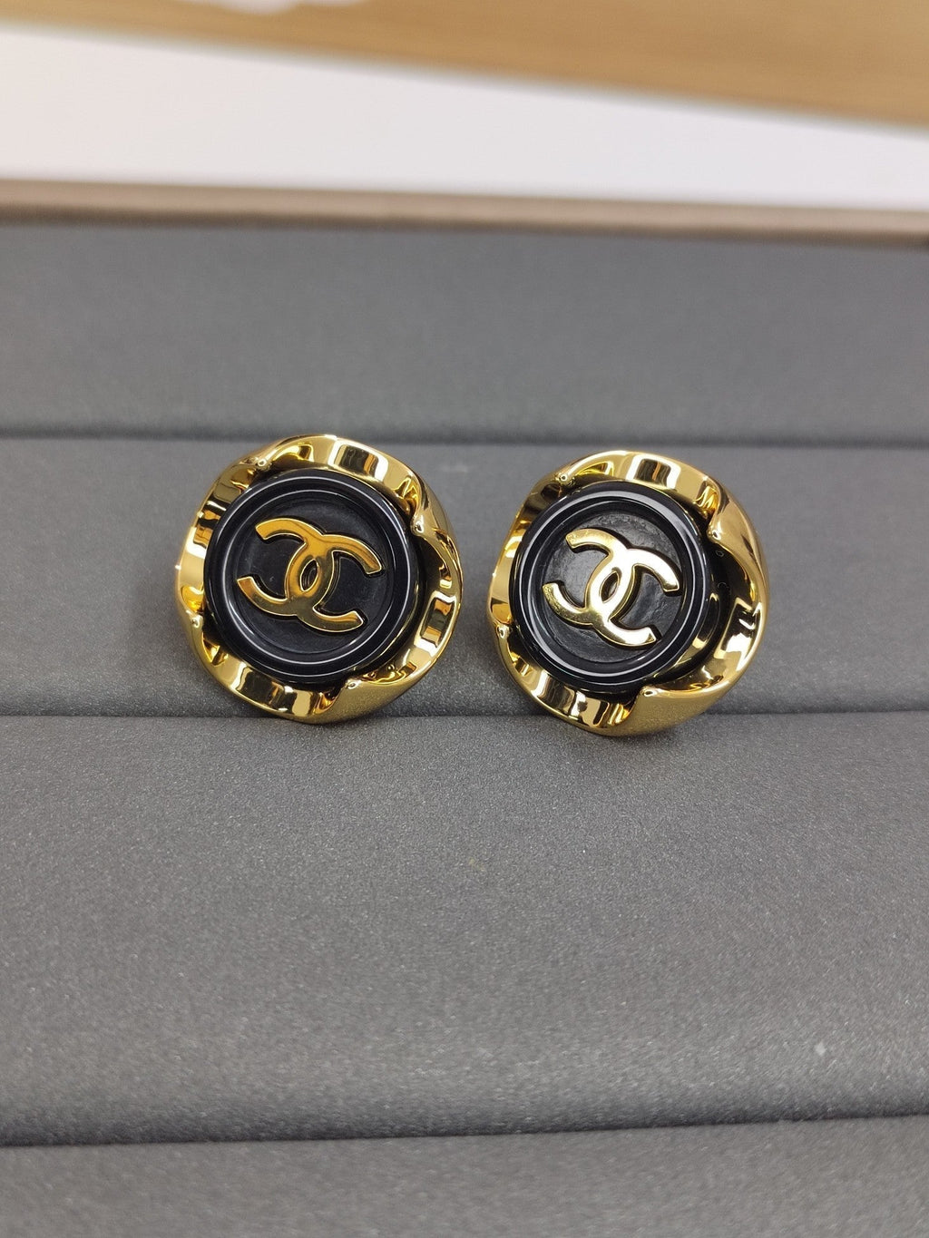 Chanel Black Earrings - 2.3 cm Height - 18K Yellow Gold