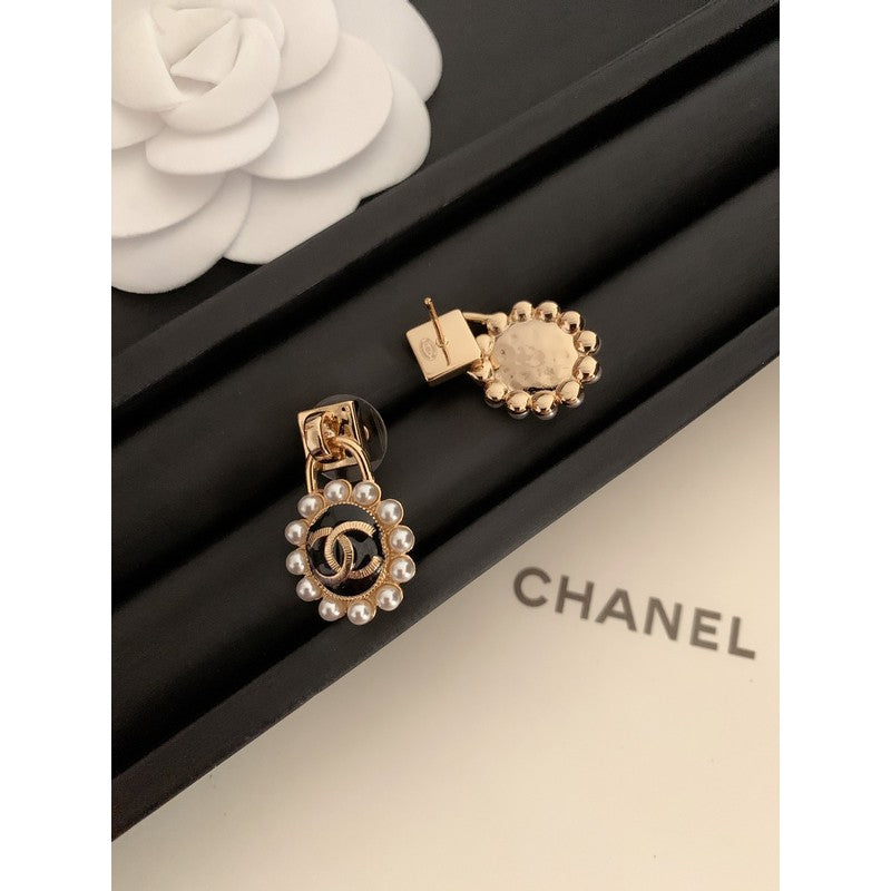 Chanel Pearl Earrings - 3 cm Height - 18K Yellow Gold