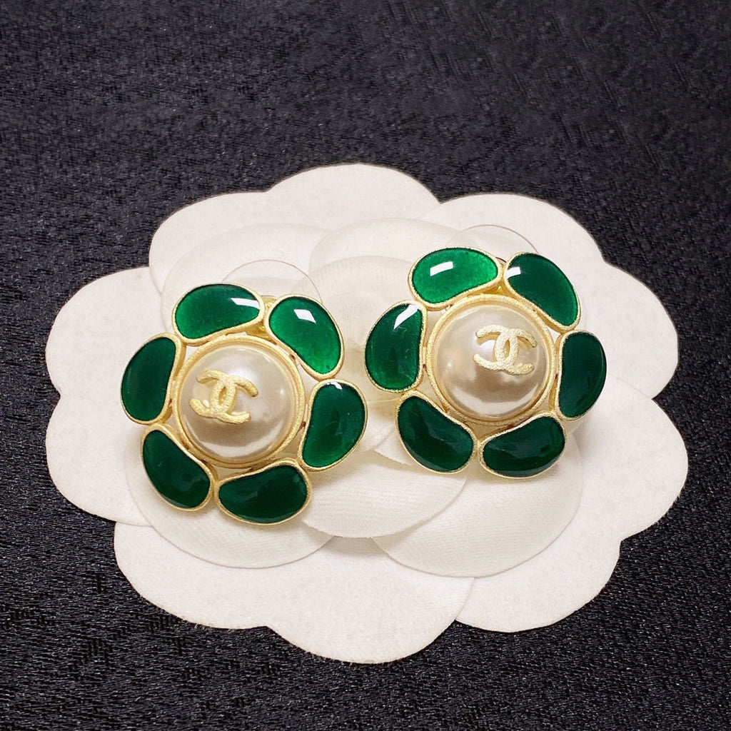 Chanel Emerald Petals Earrings - 18K Yellow Gold