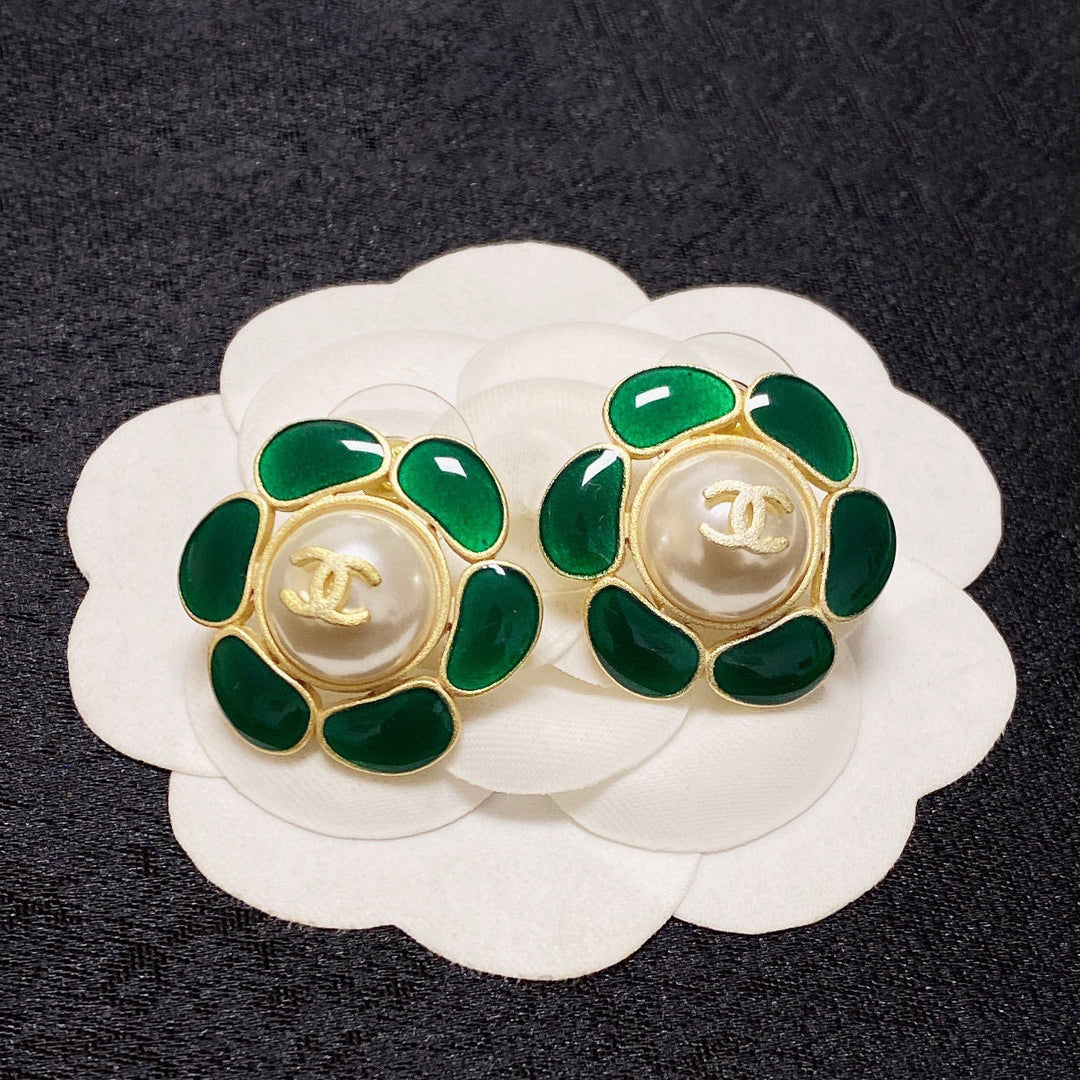Chanel Emerald Petals Earrings - 18K Yellow Gold