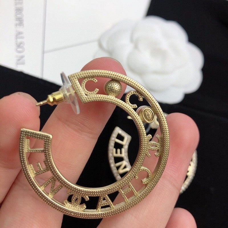 Chanel Circle Pearl Earrings - 18K Yellow Gold