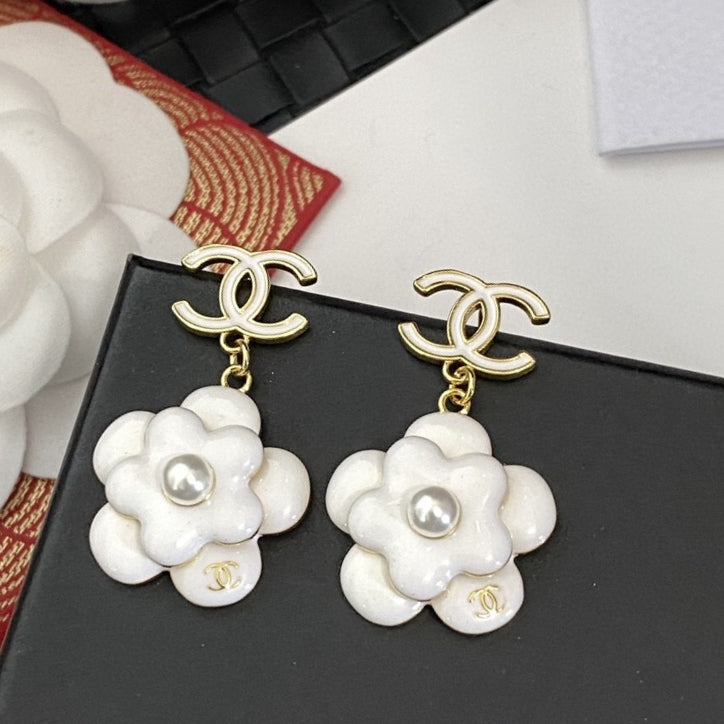 Chanel Flower Pearl Earrings - 18K Yellow Gold
