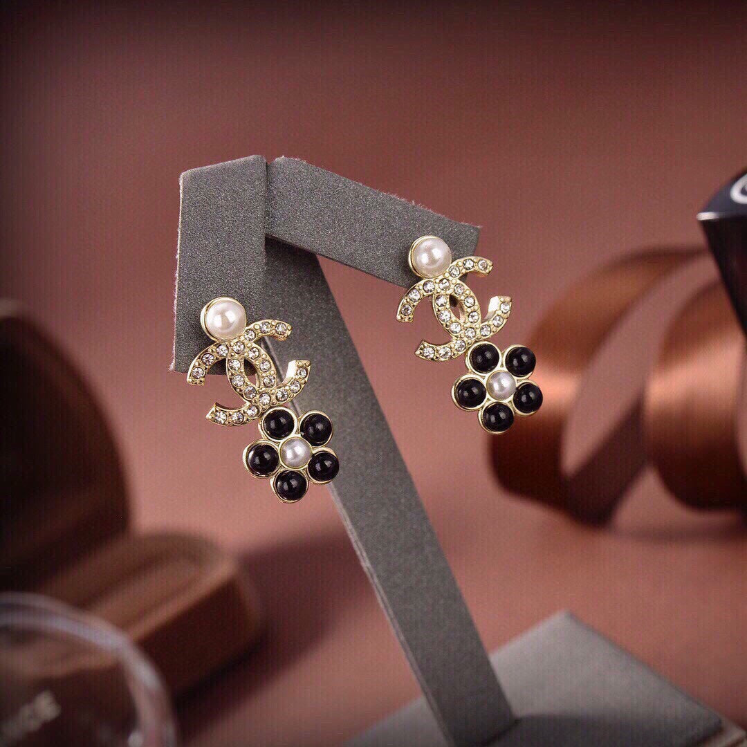 Chanel Butterfly Pendant Earrings - 18K Yellow Gold