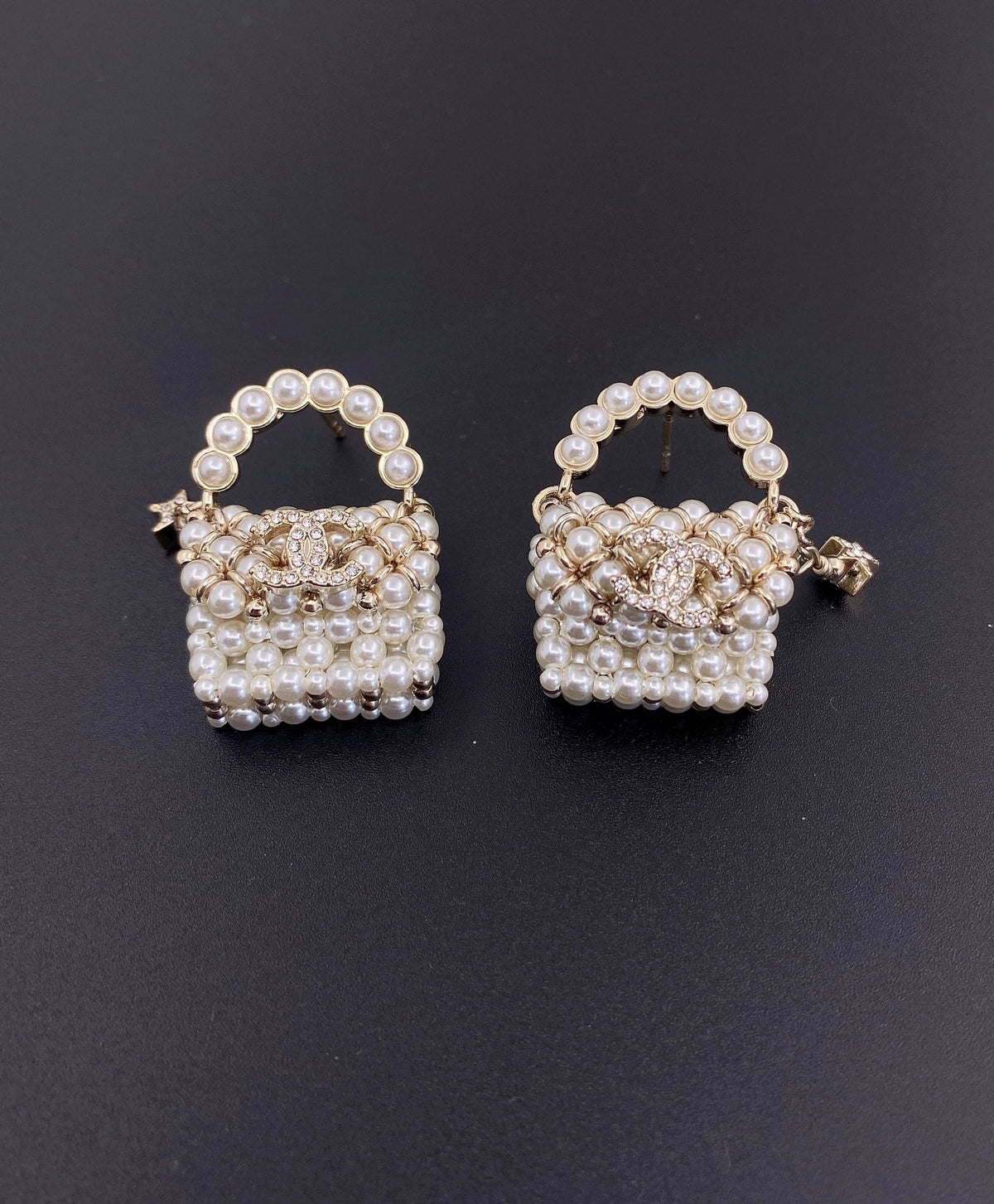 Chanel Small Bag Pearl Earrings - 18K Yellow Gold