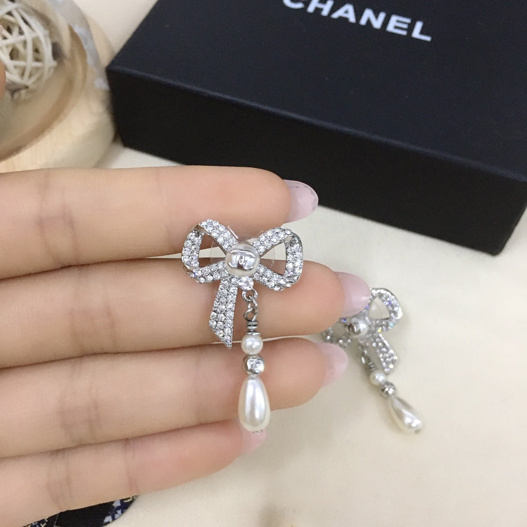 Chanel Bow Tie Diamond Earrings - 18K White Gold