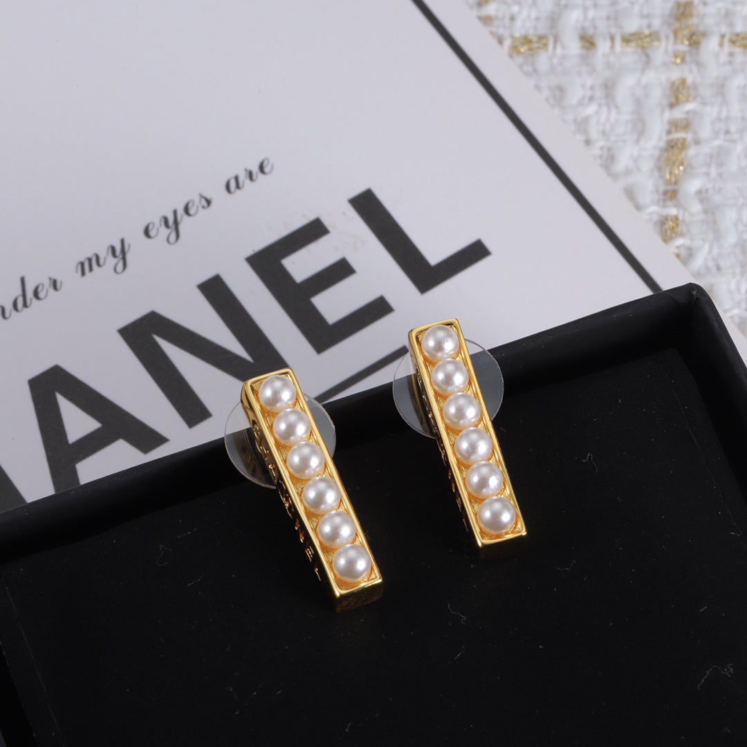Chanel Pearl Earrings - 18K Yellow Gold