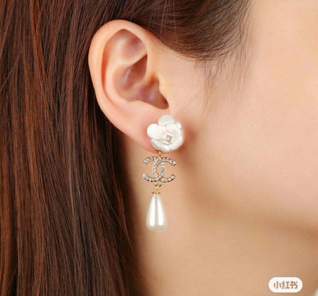 Chanel Flower Pearl Earrings - 18K Yellow Gold
