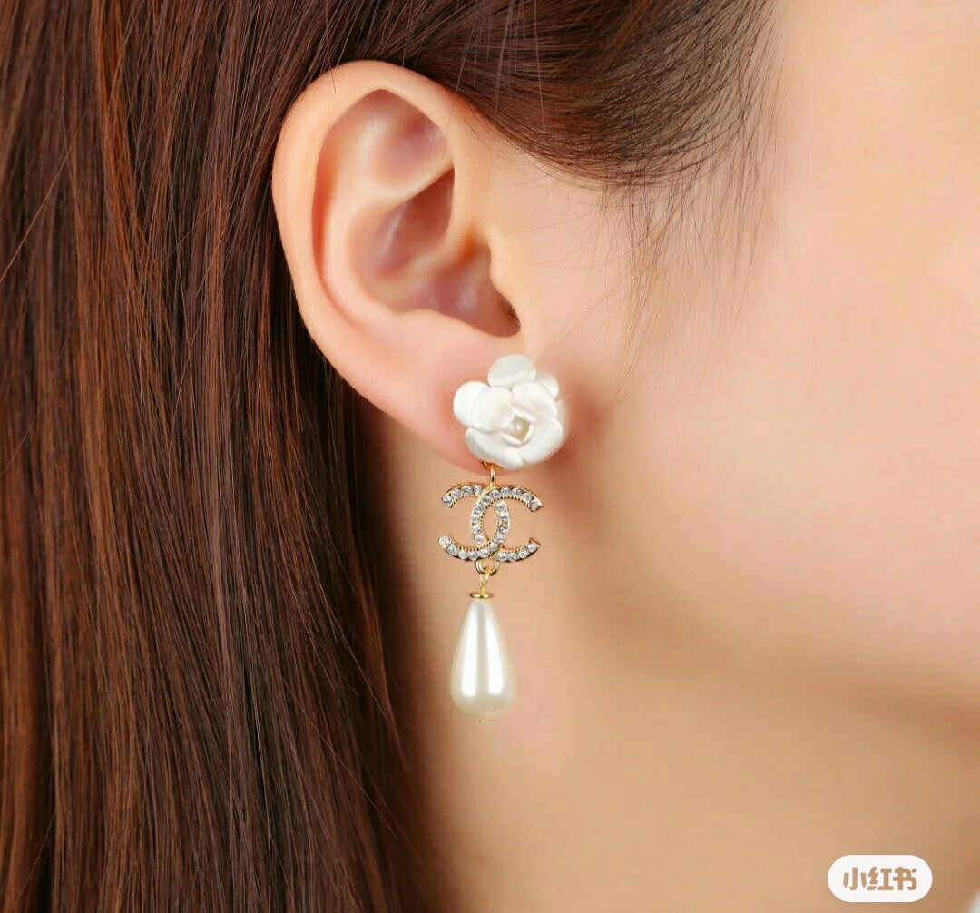 Chanel Flower Pearl Earrings - 18K Yellow Gold