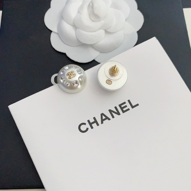 Chanel Pearl Round Crystal Earrings - 18K Yellow Gold