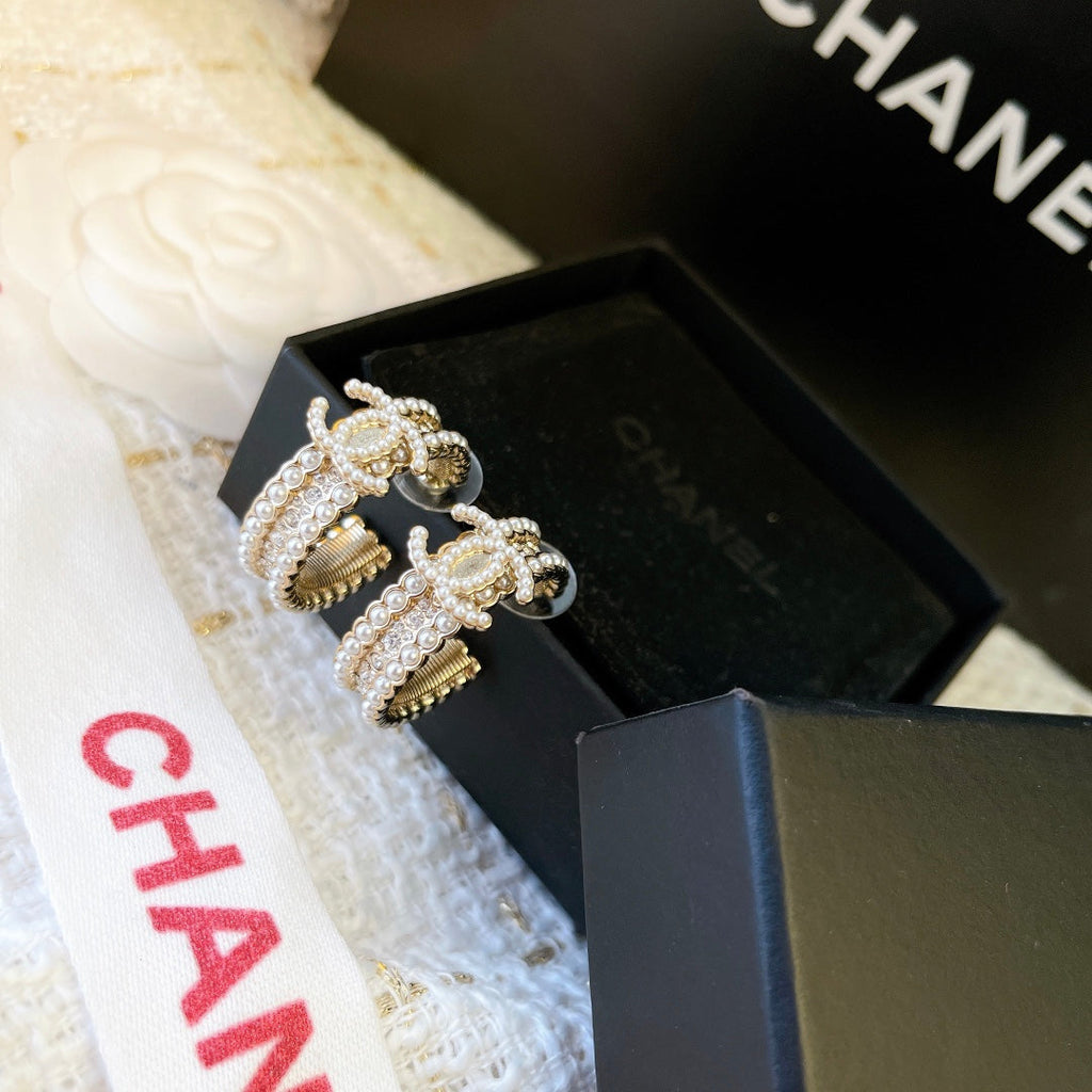 Chanel Pearl Earrings - 18K Yellow Gold