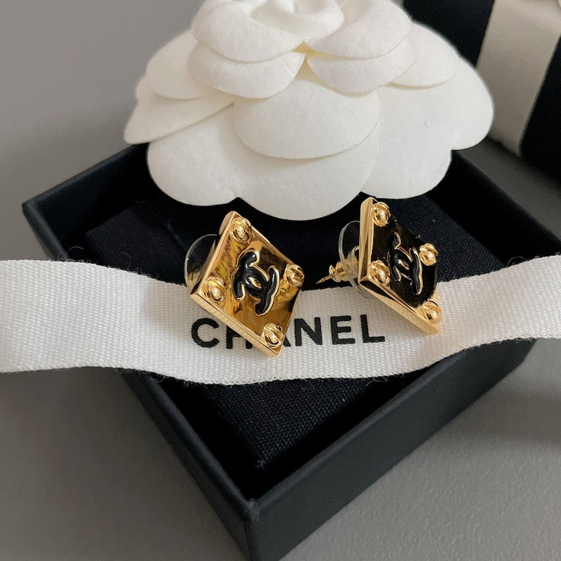 Chanel Black Gold Square Earrings - 2 cm Height - 18K Yellow Gold