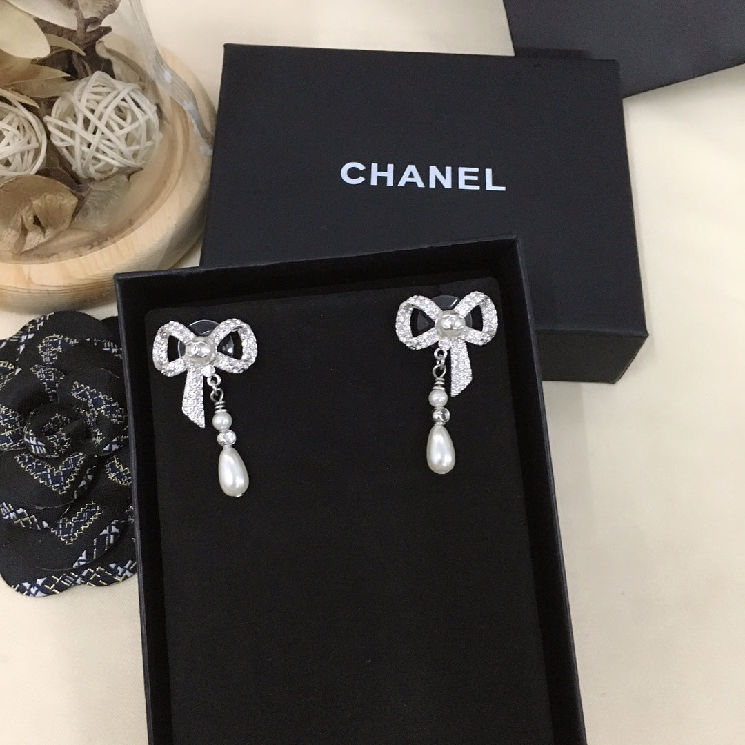 Chanel Bow Tie Diamond Earrings - 18K White Gold