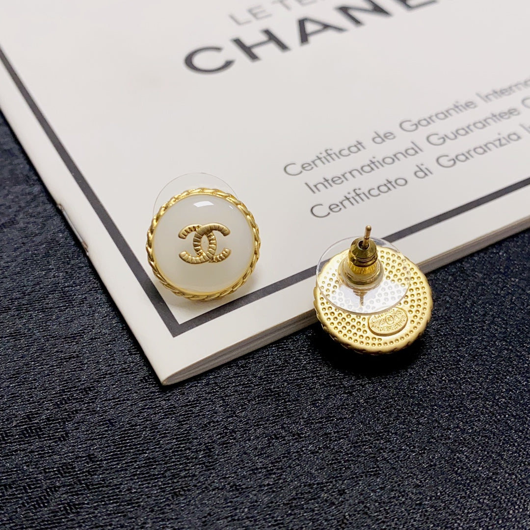 Chanel Pearl Vintage Earrings - 18K Yellow Gold