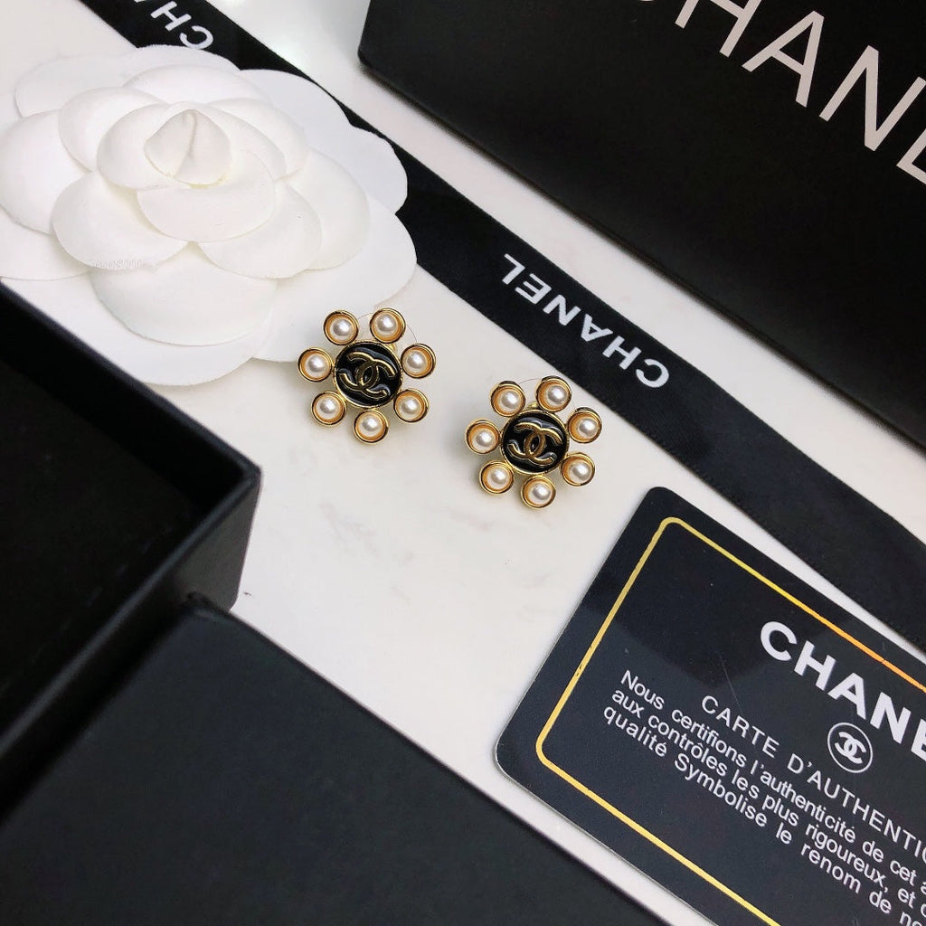 Chanel Flower Pearl Earrings - 18K Yellow Gold