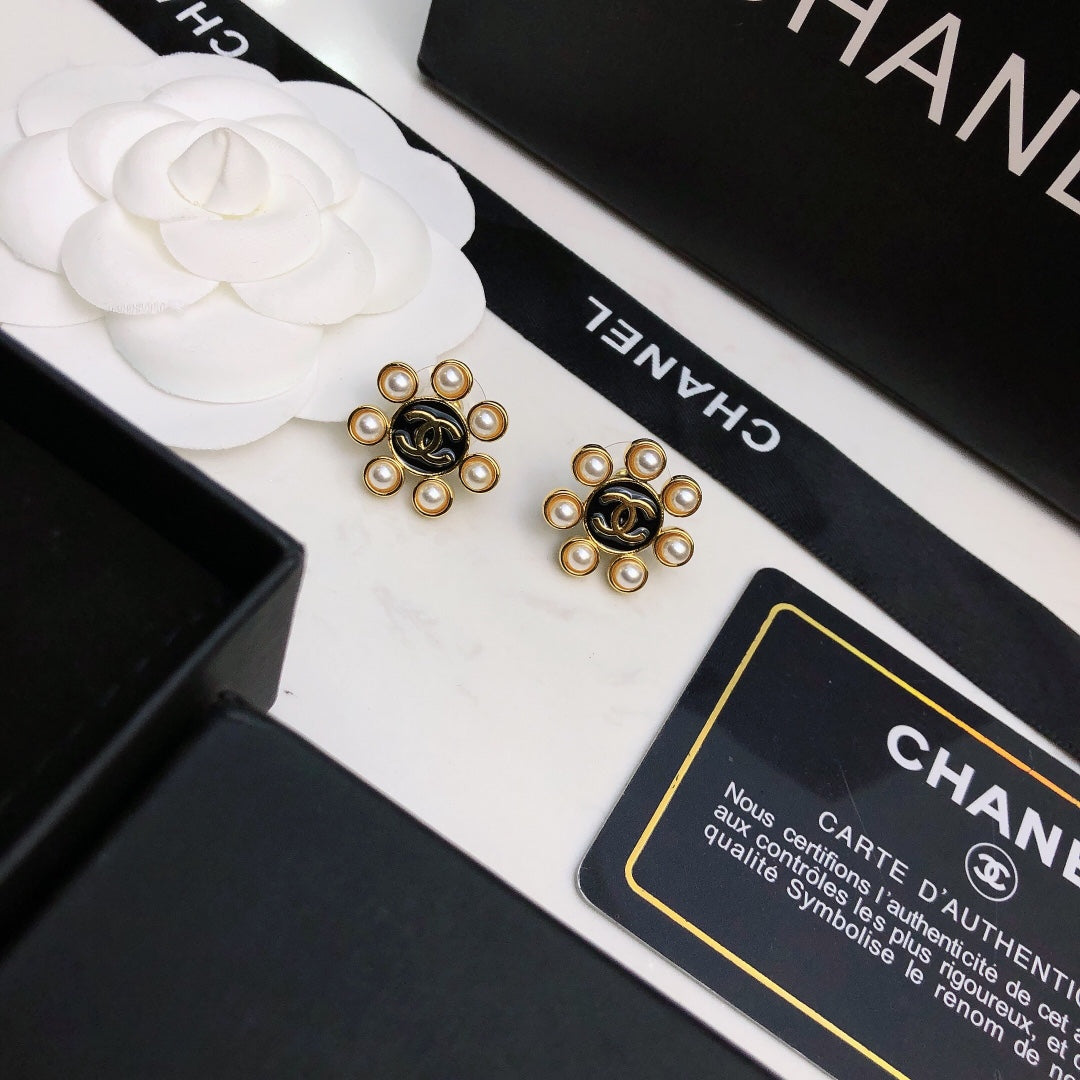 Chanel Flower Pearl Earrings - 18K Yellow Gold
