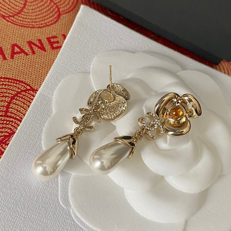Chanel Camellia Pearl Earrings - 18K Yellow Gold