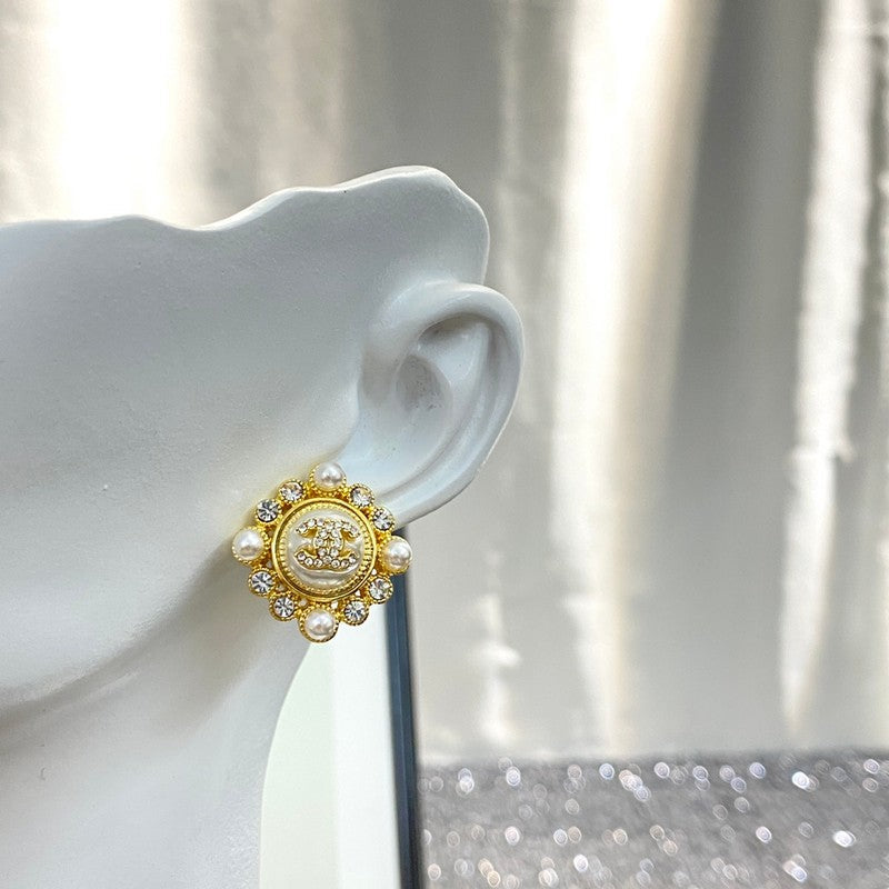 Chanel Pearl Earrings - 18K Yellow Gold