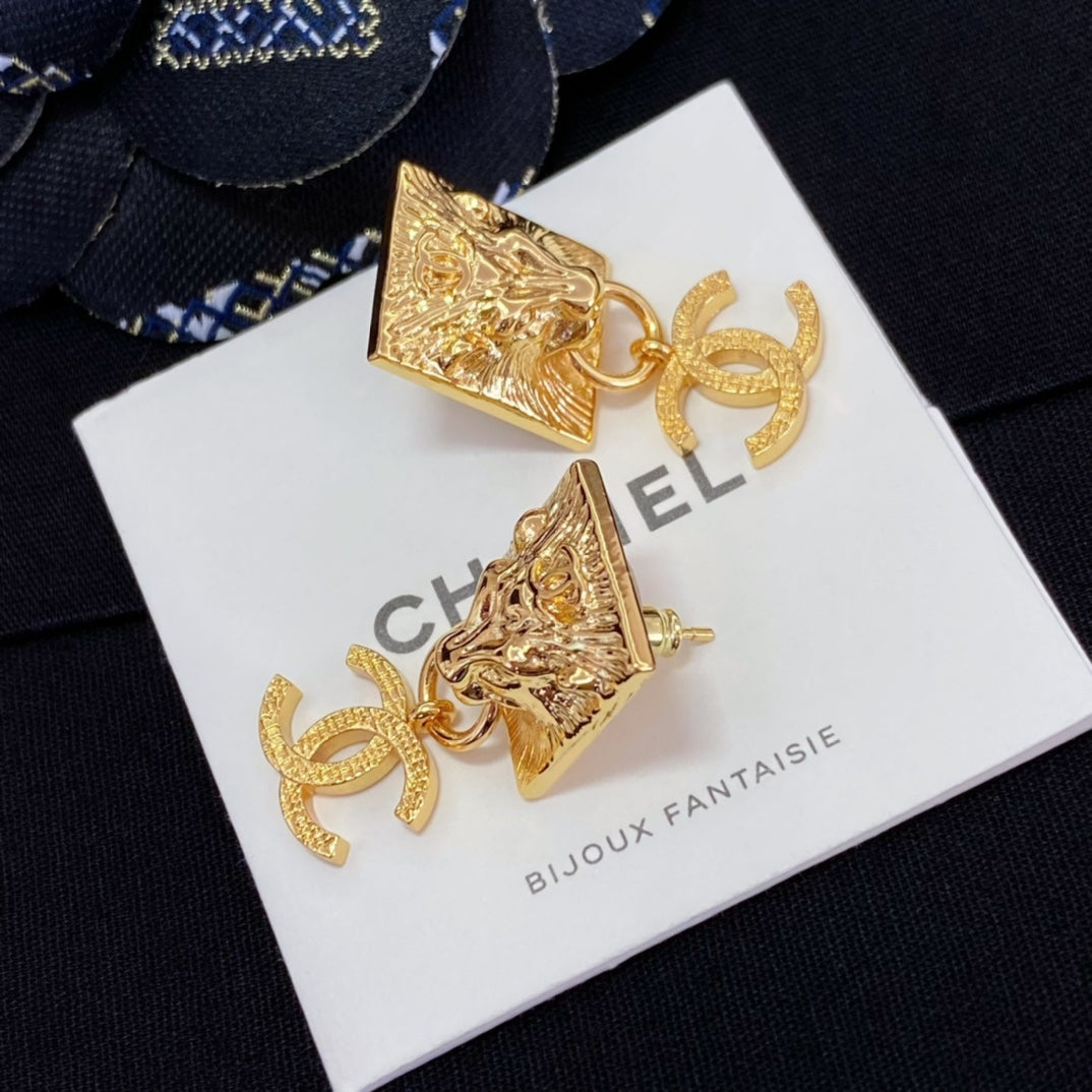 Chanel Lion Sharp Earrings - 18K Yellow Gold