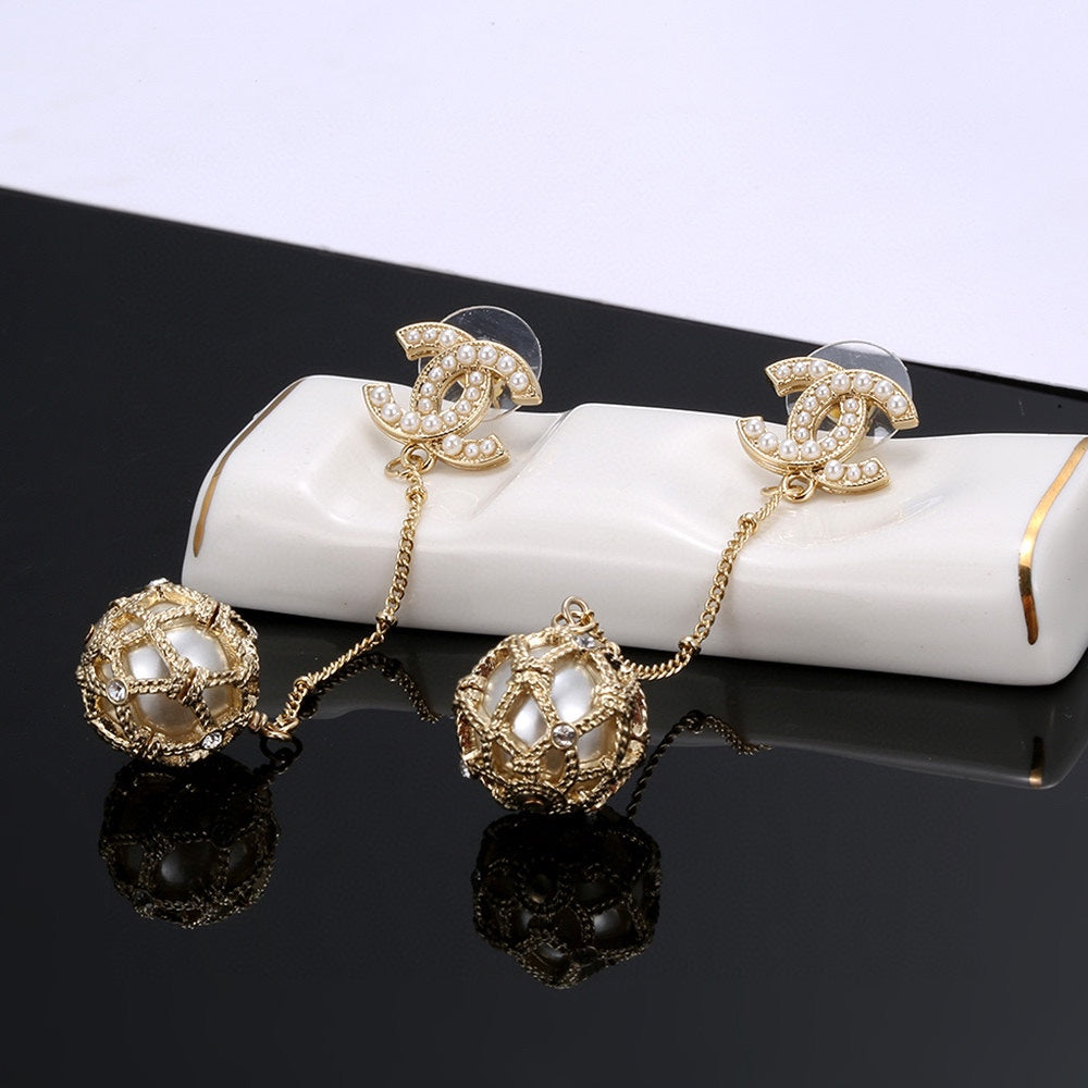Chanel Pearl Long Earrings - 18K Yellow Gold