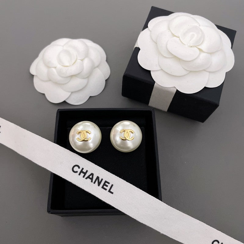 Chanel Pearl Gold Round Earrings - 18K Yellow Gold