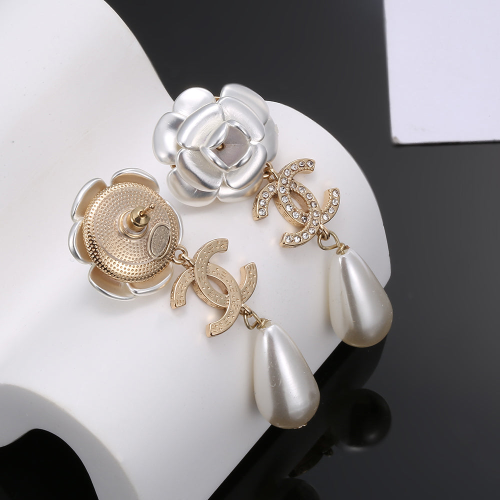 Chanel Flower Pearl Earrings - 18K Yellow Gold