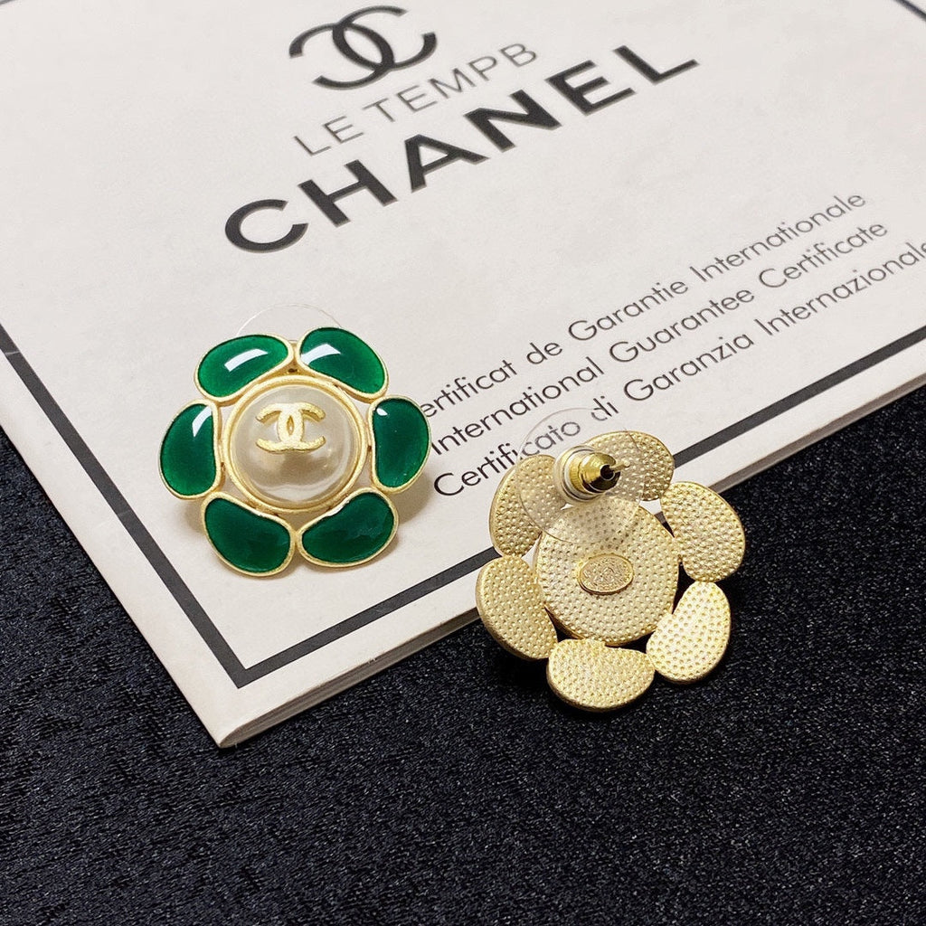 Chanel Emerald Petals Earrings - 18K Yellow Gold