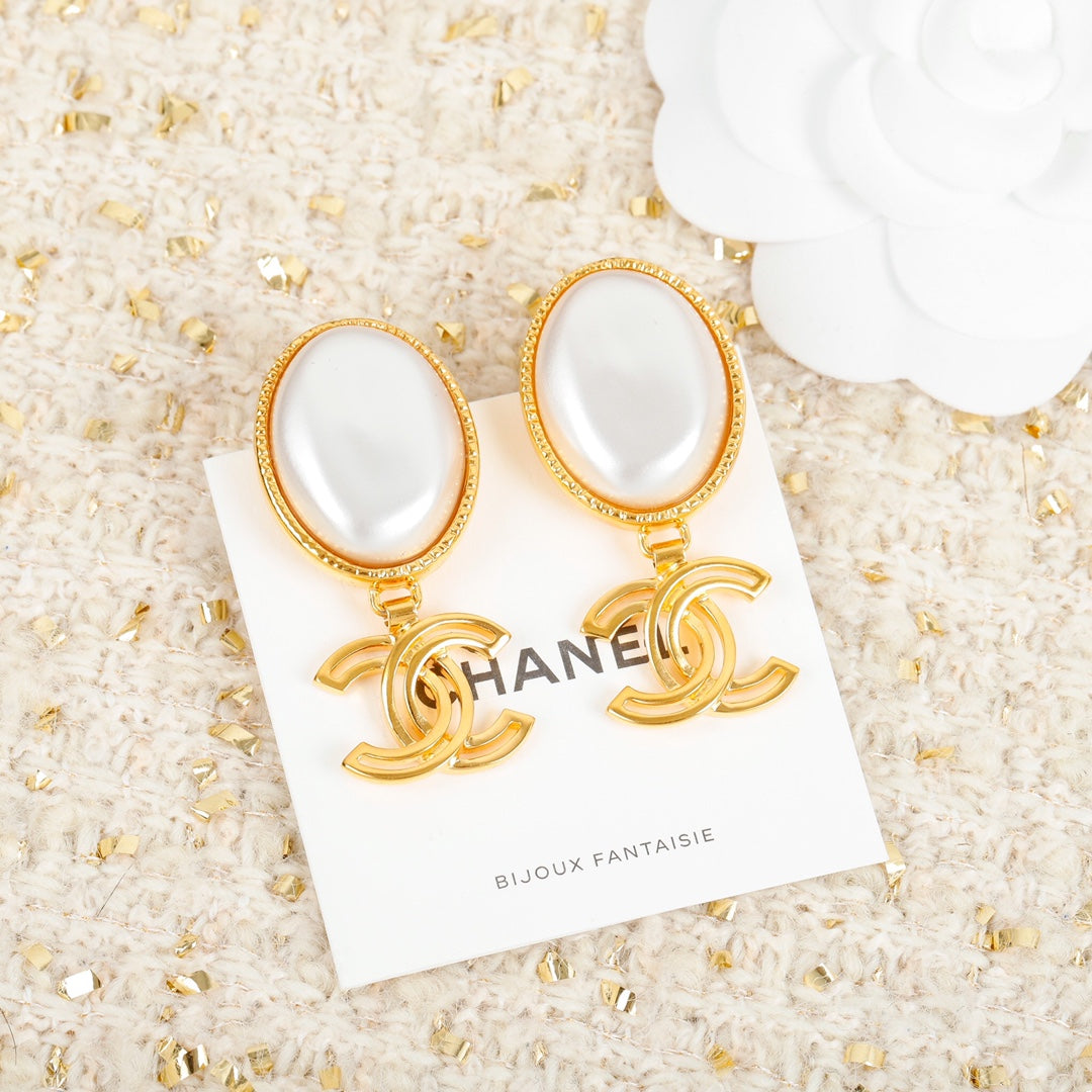 Chanel Big Pearl Pendant Earrings - 18K Yellow Gold