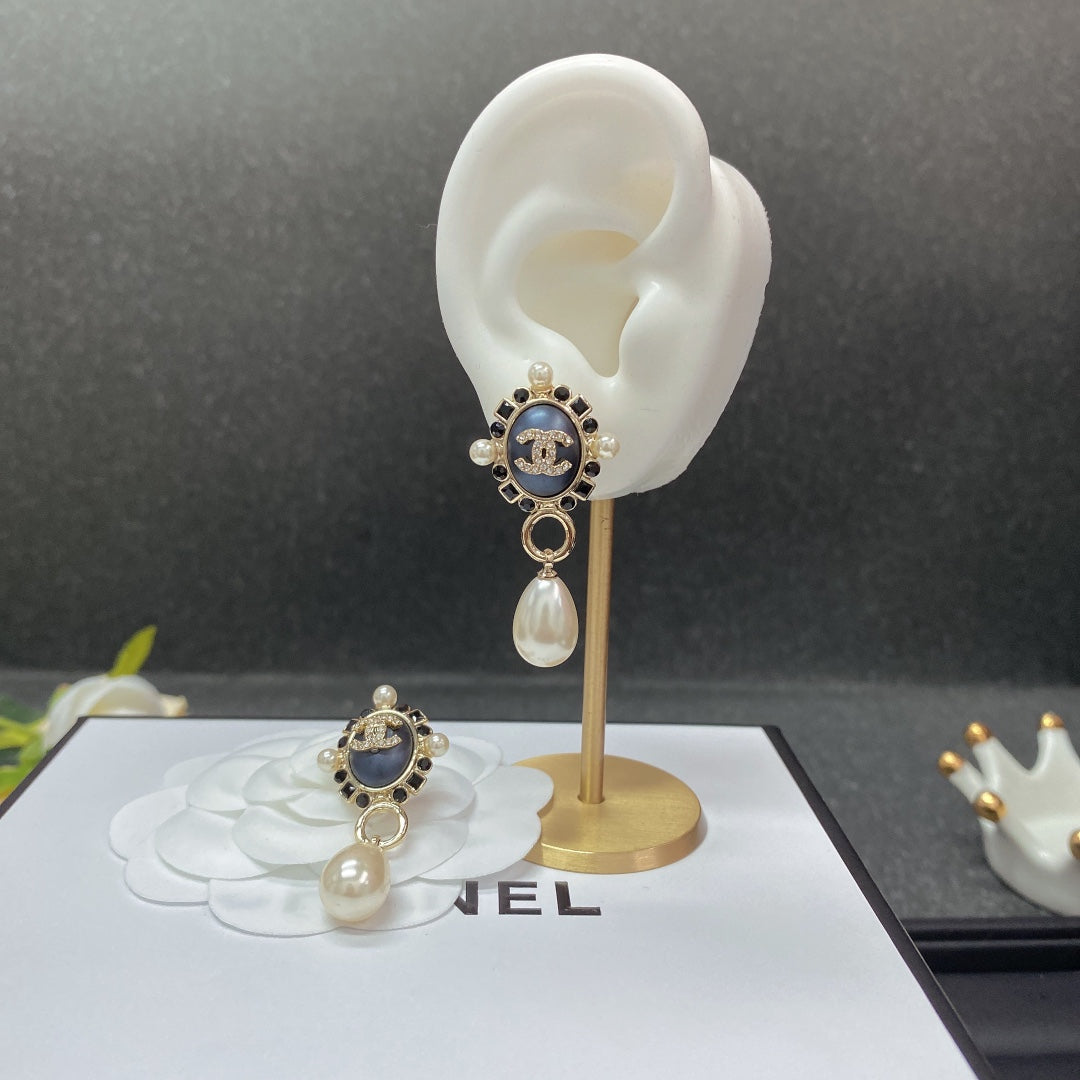 Chanel Pearl Pendant Earrings - 18K Yellow Gold