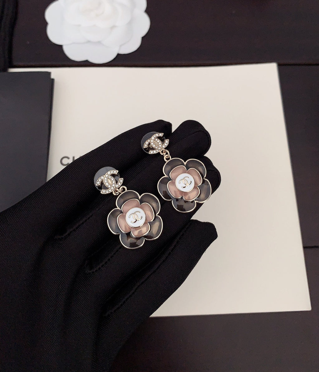 Chanel Flower Pendant Earrings - 18K Yellow Gold