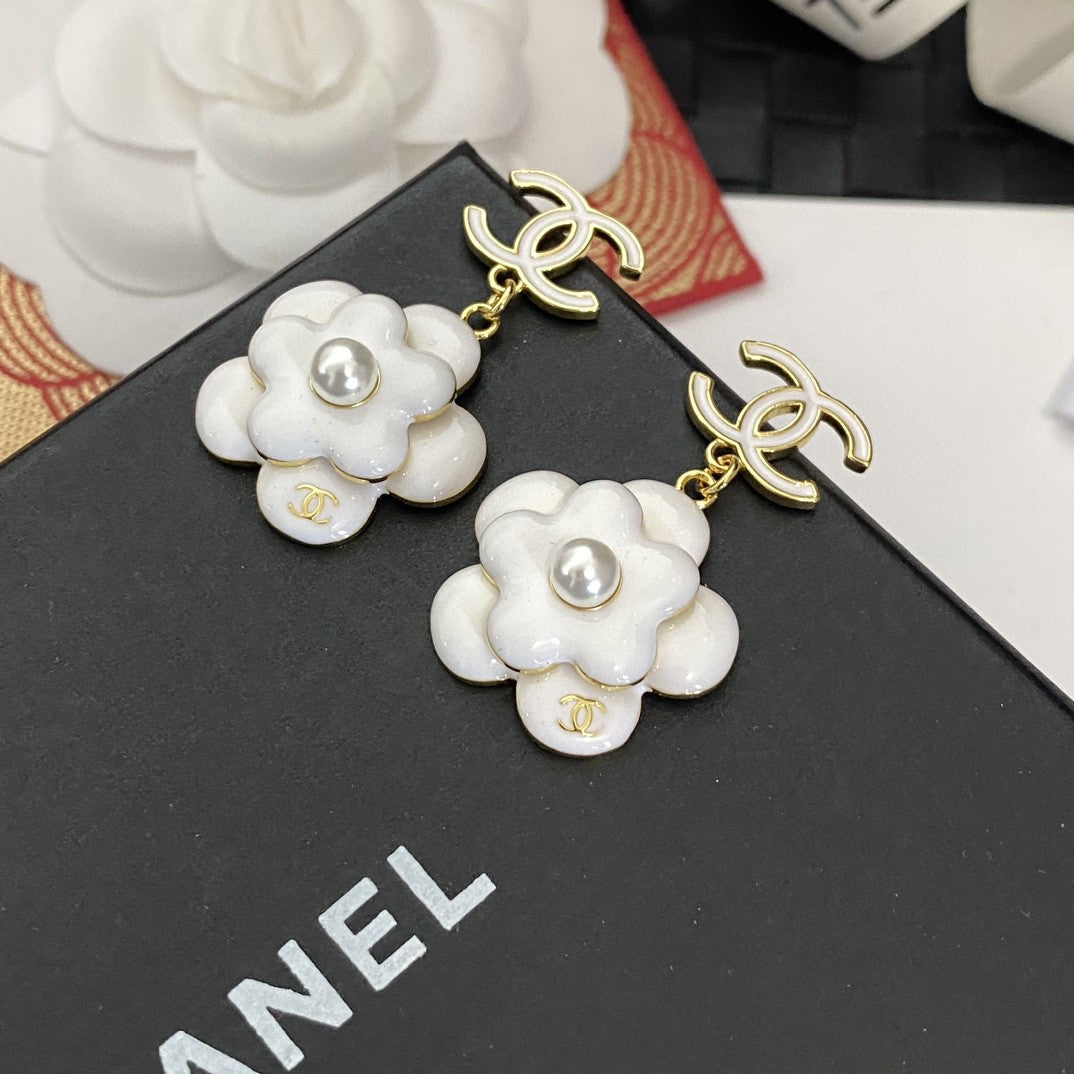 Chanel Flower Pearl Earrings - 18K Yellow Gold