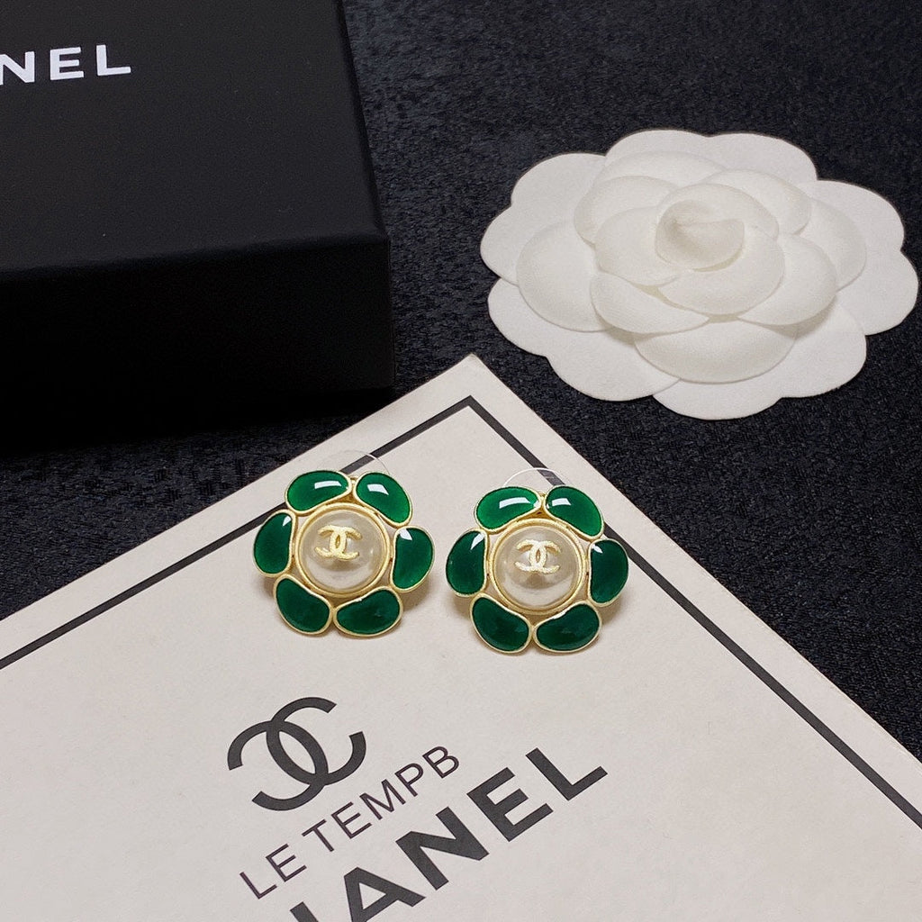 Chanel Emerald Petals Earrings - 18K Yellow Gold