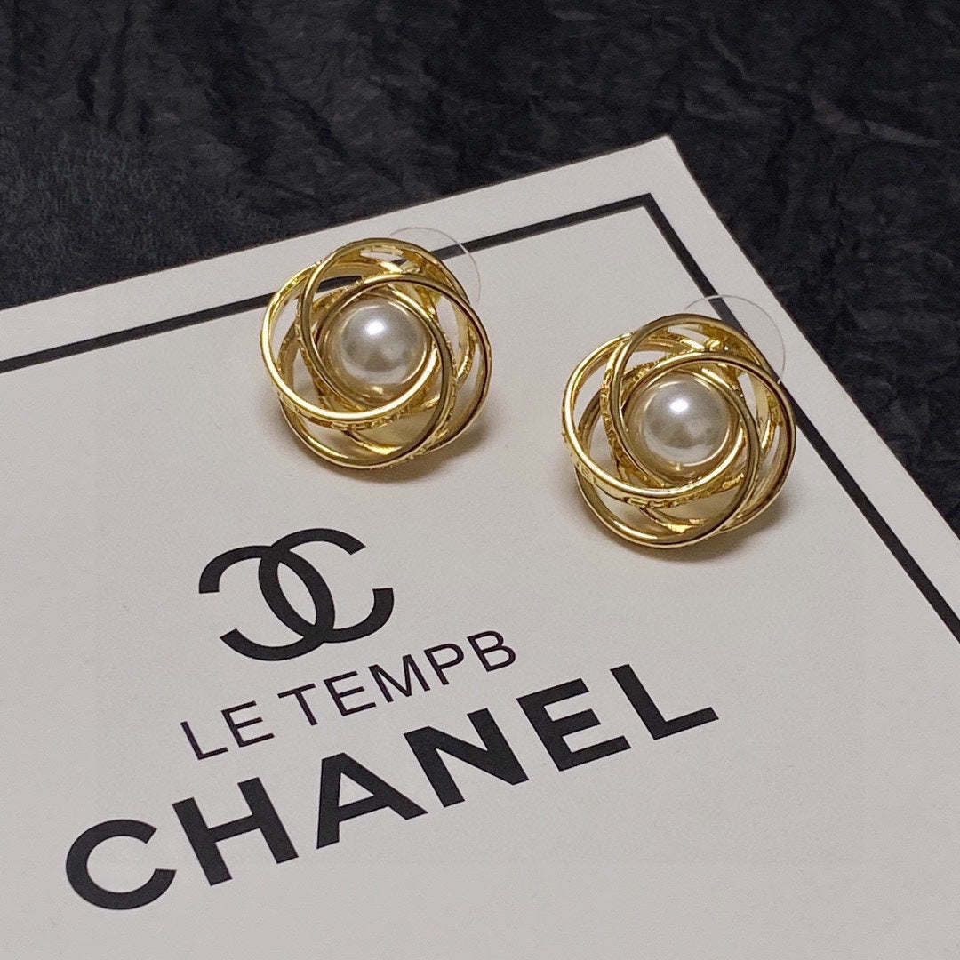 Chanel Pearl Earrings - 18K Yellow Gold