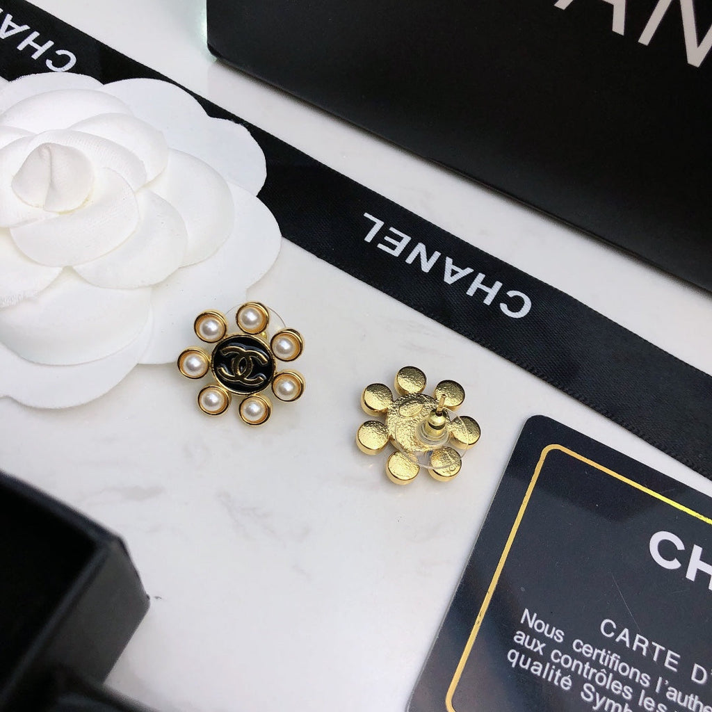 Chanel Flower Pearl Earrings - 18K Yellow Gold