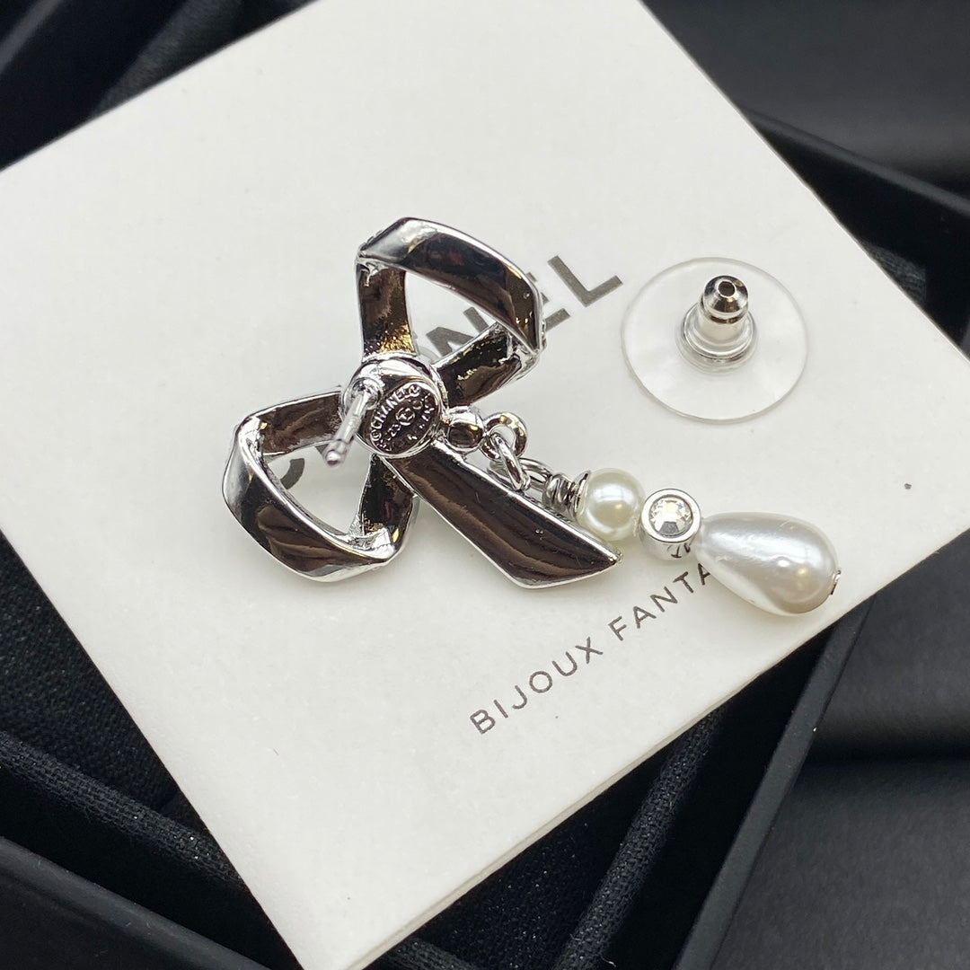 Chanel Butterfly Pearl Earrings - 18K Yellow Gold