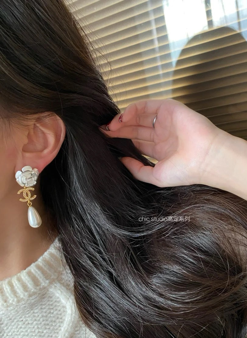 Chanel Flower Pearl Earrings - 18K Yellow Gold