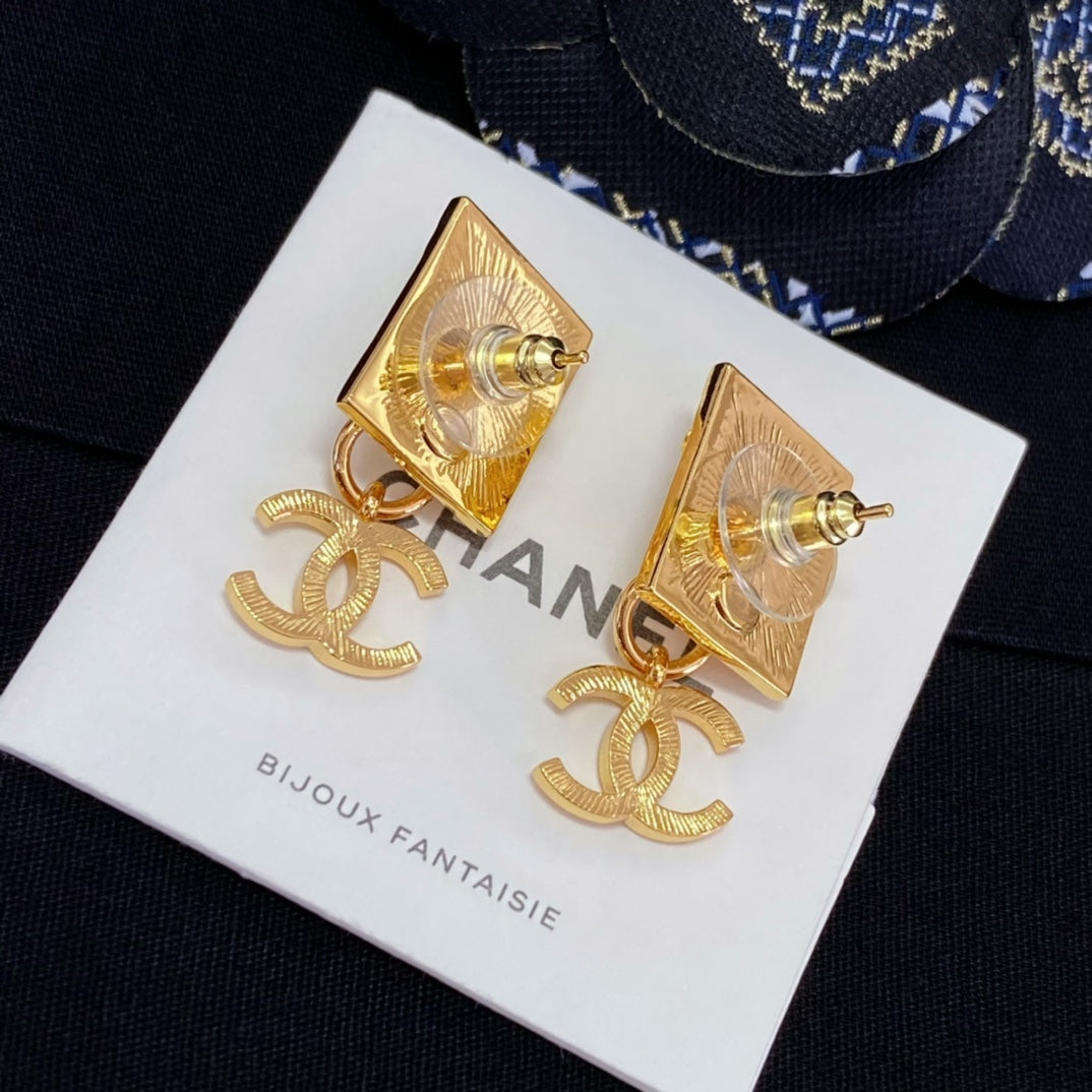 Chanel Lion Sharp Earrings - 18K Yellow Gold