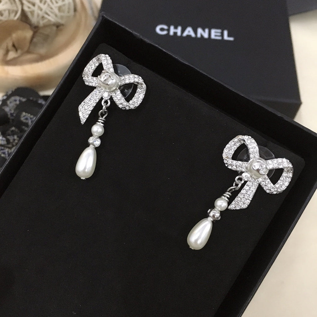 Chanel Bow Tie Diamond Earrings - 18K White Gold