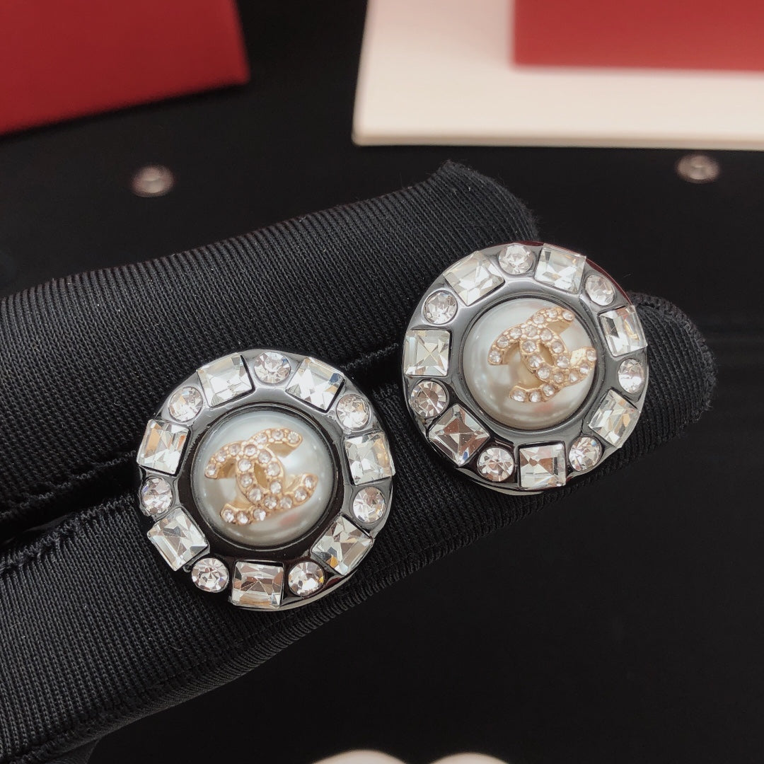 Chanel Crystals Black Earrings - 18K Yellow Gold