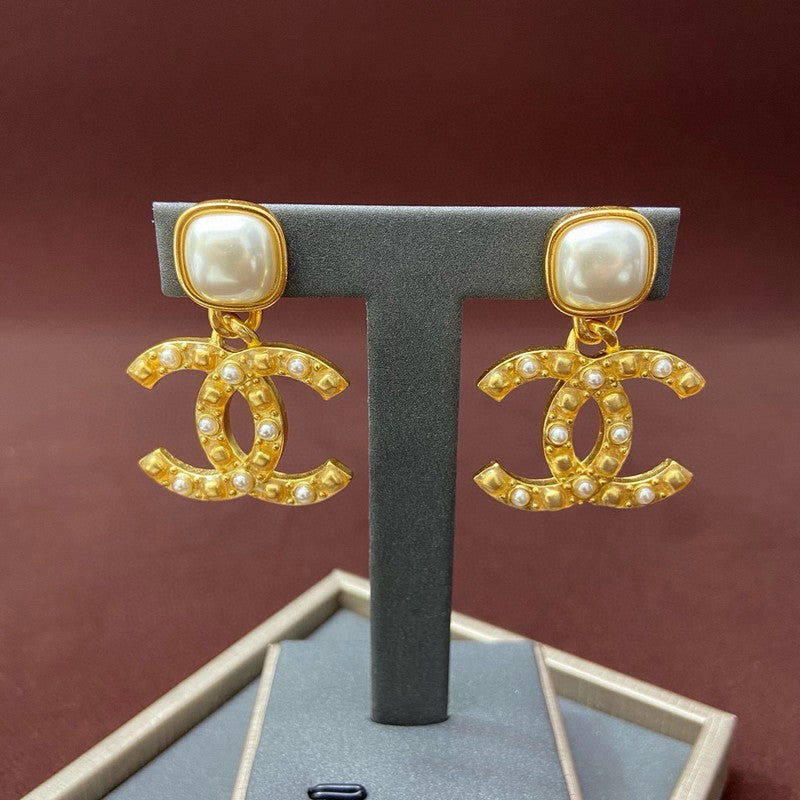 Chanel Pearl Earrings - 3.8 cm Height - 18K Yellow Gold